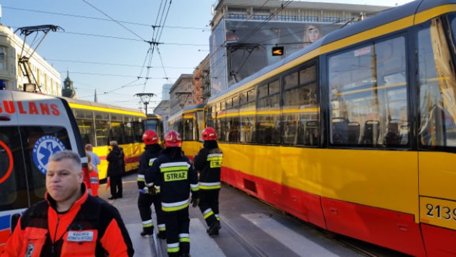 Warszawa zablokowana! Czołowe zderzenie tramwajów na skrzyżowaniu Solidarności i Jana Pawła przy kinie Femina