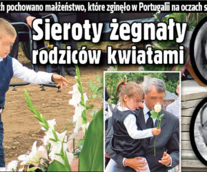 Sieroty żegnały rodziców kwiatami