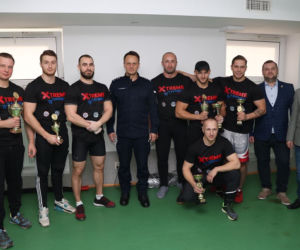 Z tymi policjantami lepiej NIE ZADZIERAJ! Nie uwierzysz ile razy potrafią podnieść sztangę 