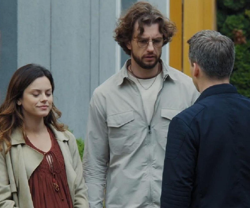 Kasia (Paulina Lasota) i Mariusz (Mateusz Mosiewicz) rozmawiają z Jakubem (Krzysztof Kwiatkowski) z tyłu. Mariusz patrzy z zazdrością, podczas gdy Kasia wygląda na zatroskaną, próbując ukryć prawdę o ciąży. Więcej o dramatycznych losach bohaterów na Super Seriale.