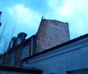 Koszmar w Rembertowie. Fragment muru kamienicy runął metr od innego domu
