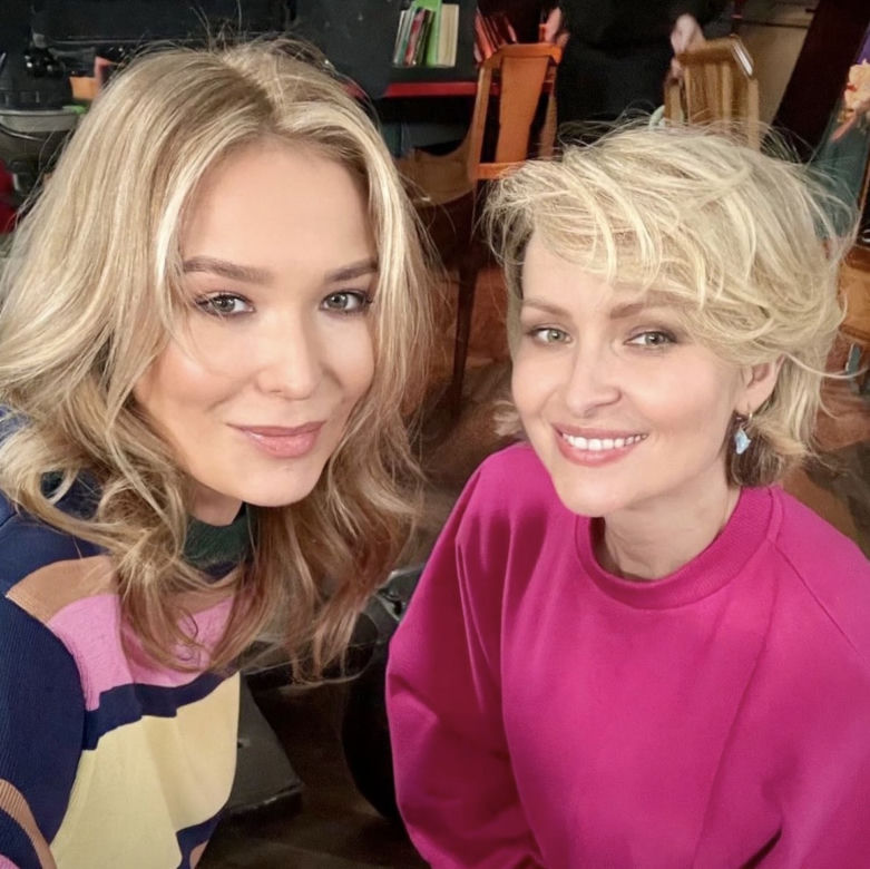 Barwy szczęścia po wakacjach. Karolina (Marta Dąbrowska), Bożena (Marieta Żukowska)