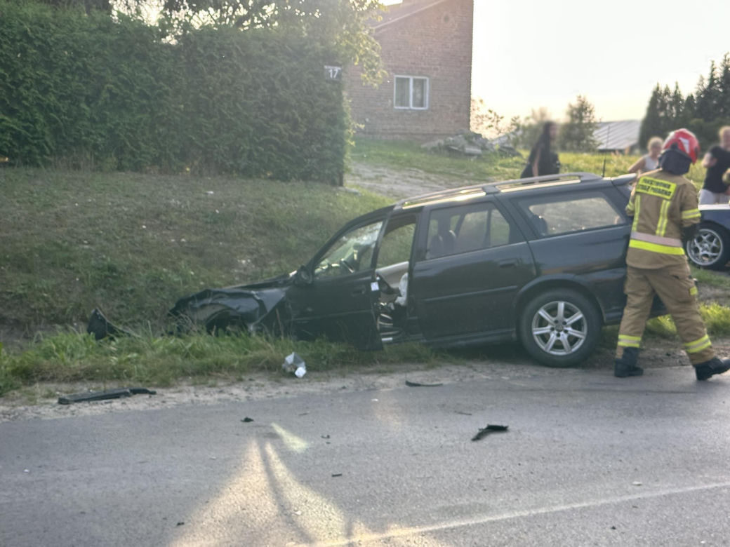 Zderzenie dwóch aut w Kraśniku. Jedno z nich dachowało