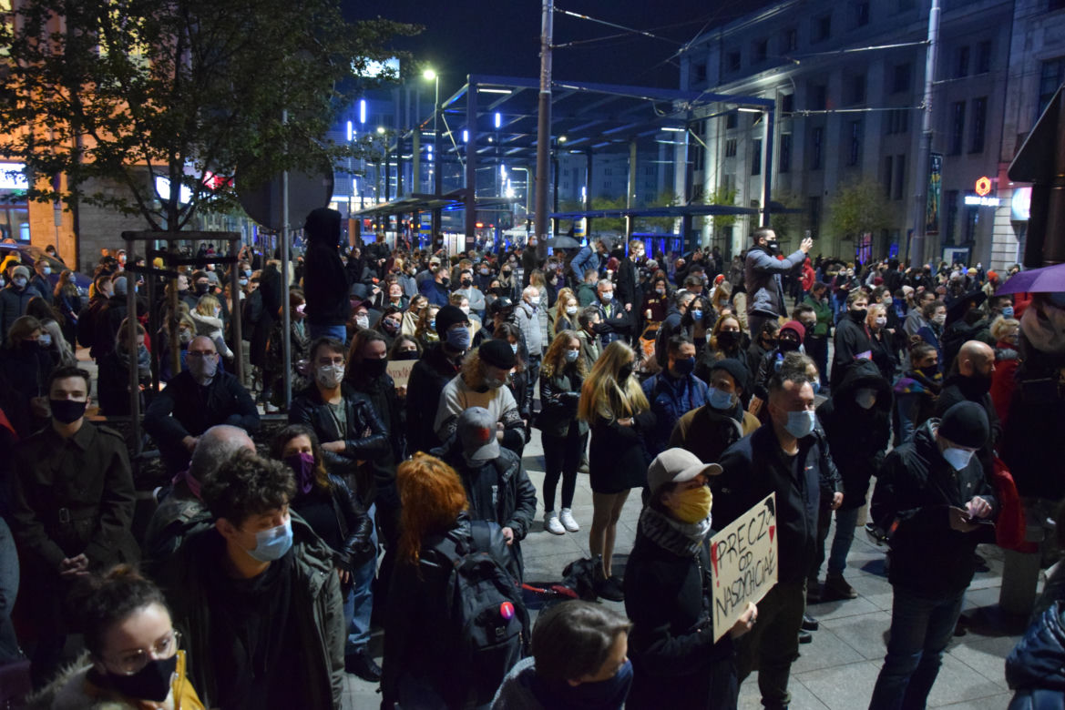 Protest kobiet w Katowicach. Tłumy strajkują przeciwko zakazowi aborcji