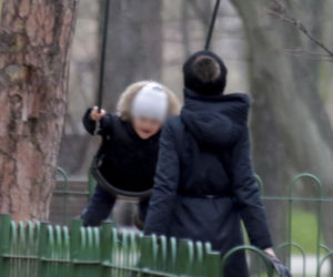 Marta Kaczyńska z synkiem na placu zabaw