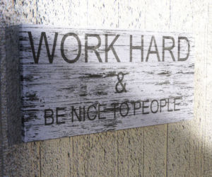 Inspiracja na kolejny piękny dzień. Tablica z napisem „WORK HARD & BE NICE TO PEOPLE” zdjecie nr 2
