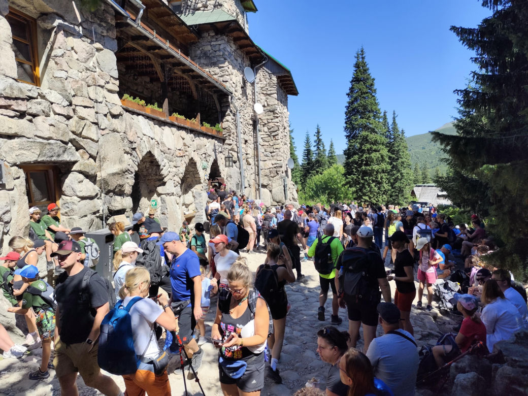 Najazd turystów na Tatry. Popularne szlaki przeżywają prawdziwe oblężenie