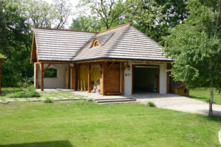 Za dom zapłacisz grosze, za szopę majątek. Gminy naliczają ogromny podatek od nieruchomości za domek na narzędzia. Sprawa trafiła do RPO