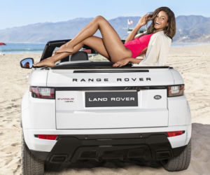 Dzieczyna Bonda Naomie Harris pozuje z Range Roverem Evoque kabrio 
