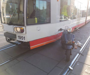 Wjechał skuterem pod tramwaj