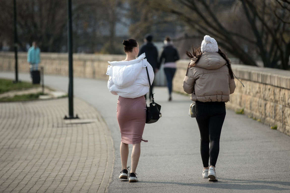 Pełne Błonia i tłumy spacerowiczów. Tak wygląda kwarantanna w Krakowie