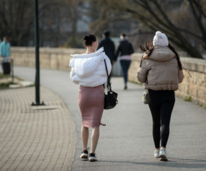 Pełne Błonia i tłumy spacerowiczów. Tak wygląda kwarantanna w Krakowie