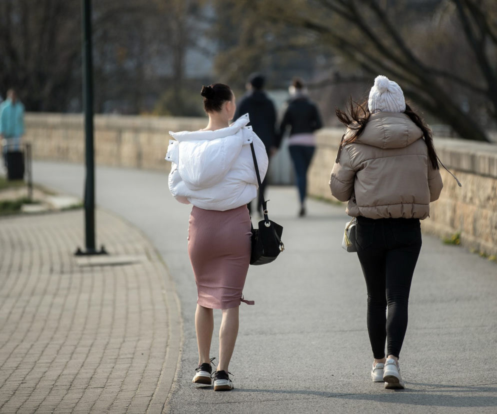 Pełne Błonia i tłumy spacerowiczów. Tak wygląda kwarantanna w Krakowie