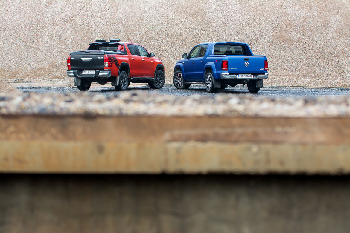 Volkswagen Amarok V6 3.0 TDI 258 KM 4Motion DSG8 Aventura vs. Toyota Hilux 2.4 D-4D 150 KM 4x4 AT6 Selection 50