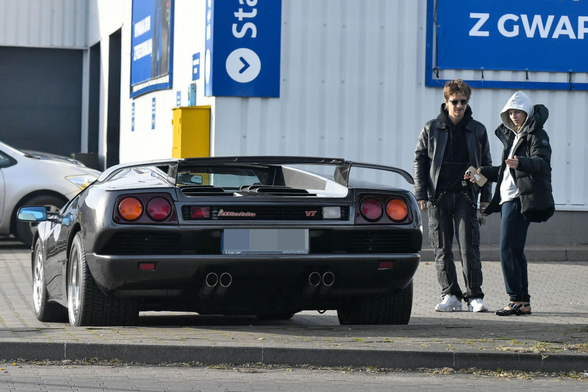 Maciej Musiał najpierw pieści auto, potem dziewczynę