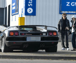 Maciej Musiał najpierw pieści auto, potem dziewczynę