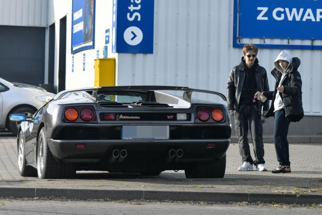 Maciej Musiał najpierw pieści auto, potem dziewczynę