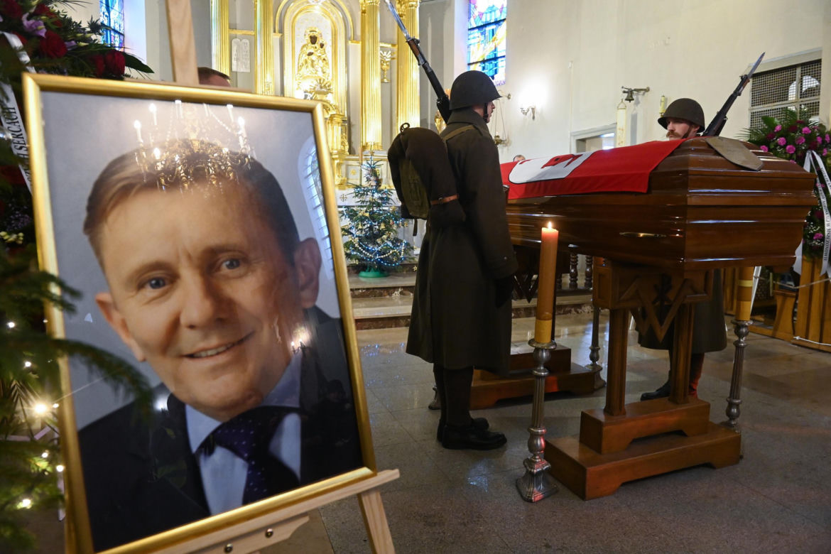 Mieszkańcy Mszczonowa żegnali swojego burmistrza. Trumnę z ciałem wystawili przed ratuszem
