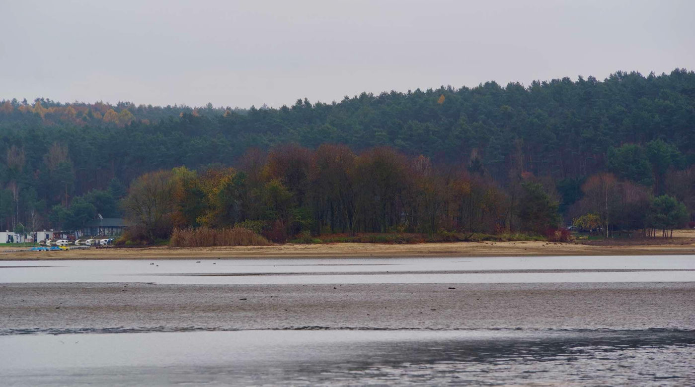 Mroczne klimaty nad zalewem brodzkim. Idealne na spacer dla fotografów