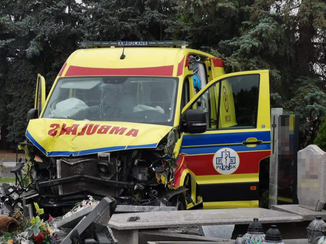 Szokujący wypadek karetki pod Płockiem! 46-latek przerwał ogrodzenie i zniszczył groby [ZDJĘCIA]