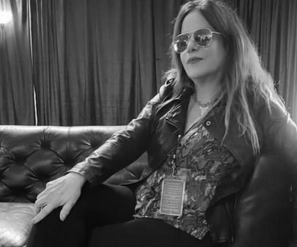Jennifer Finch w okularach przeciwsłonecznych siedzi na kanapie. O śmierci artystki przeczytasz na SE.