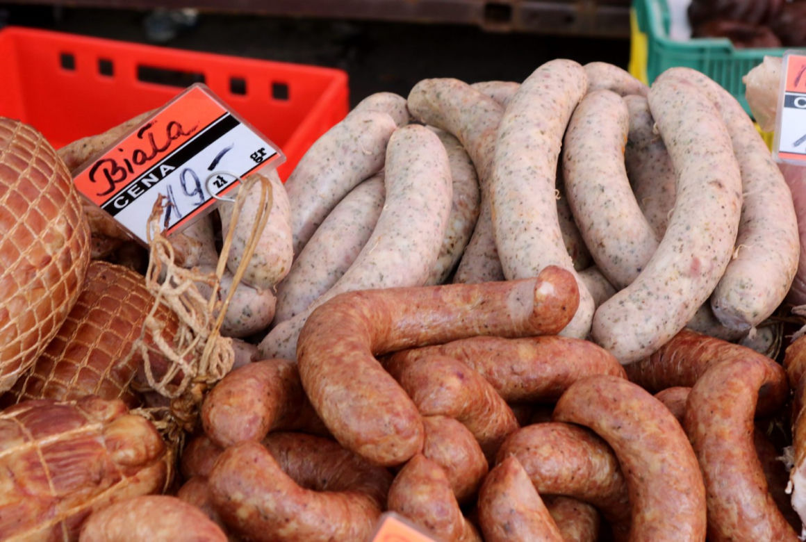 Tłok na bazarach. Warszawiacy robią zakupy mimo koronawirusa
