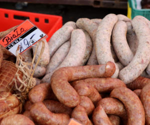 Tłok na bazarach. Warszawiacy robią zakupy mimo koronawirusa