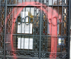 Tarnów. Siedziba urzędu miasta ZDEWASTOWANA. Ktoś namalował napis: politycy to k****