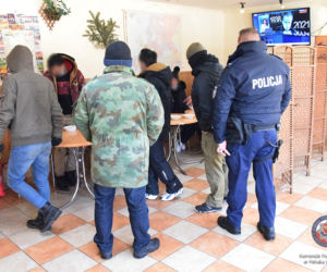 Obywatele Afganistanu spędzili w naczepie TIR-a kilkanaście godzin