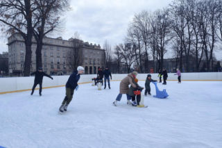 Lodowiska w Krakowie już otwarte. Sprawdź ceny i lokalizacje na ferie świąteczne