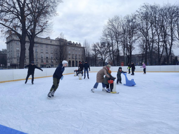 Lodowiska w Krakowie już otwarte. Sprawdź ceny i lokalizacje na ferie świąteczne