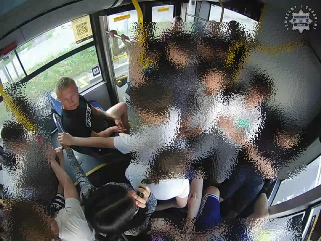Grozili, znieważali i bili. Atak na nastolatka z Ukrainy w miejskim autobusie