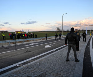 Policja chroni Morawieckiego przed rolnikami
