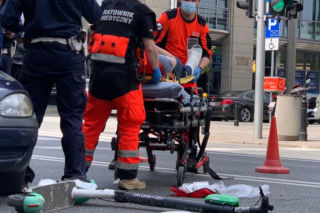 Zderzenie hulajnogi z oplem w centrum Warszawy. Obaj mieli zielone [MAMY ZDJĘCIA]