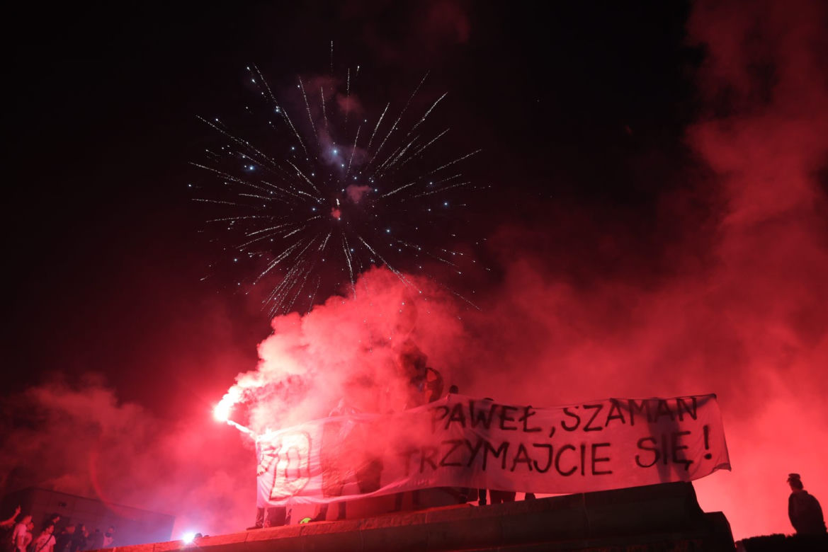 Mistrzowski autobus Legii Warszawa świętował pod pomnikiem Syrenki