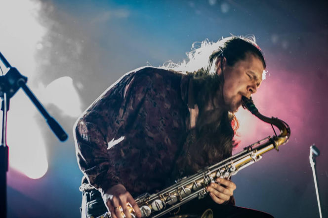 Skrupulatnie wyreżyserowany groteskowy spektakl okraszony nutą surrealizmu – Avatar zawładną Warszawą [RELACJA]