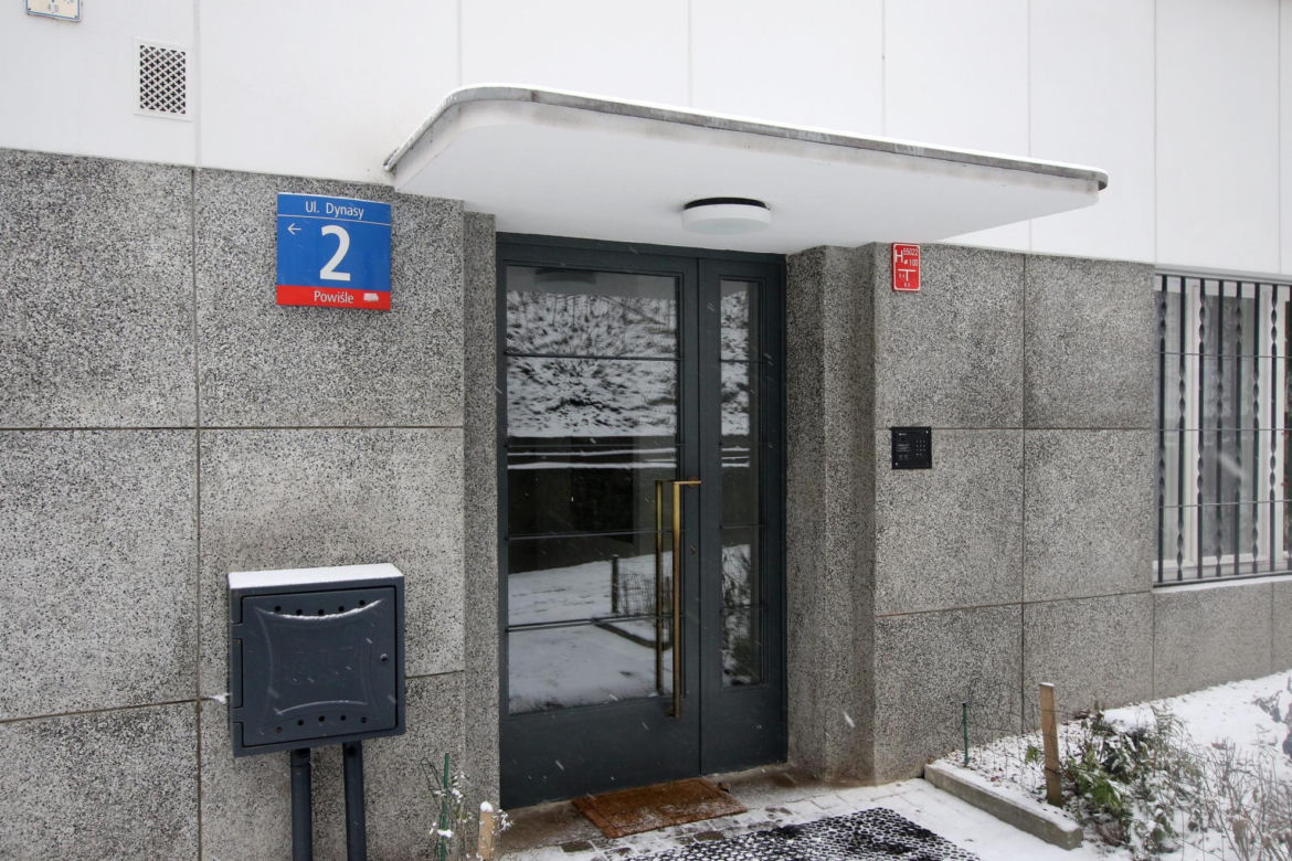 Odnaleziono zmumifikowane ciało emeryta. Od ponad roku gniło w mieszkaniu w centrum Warszawy