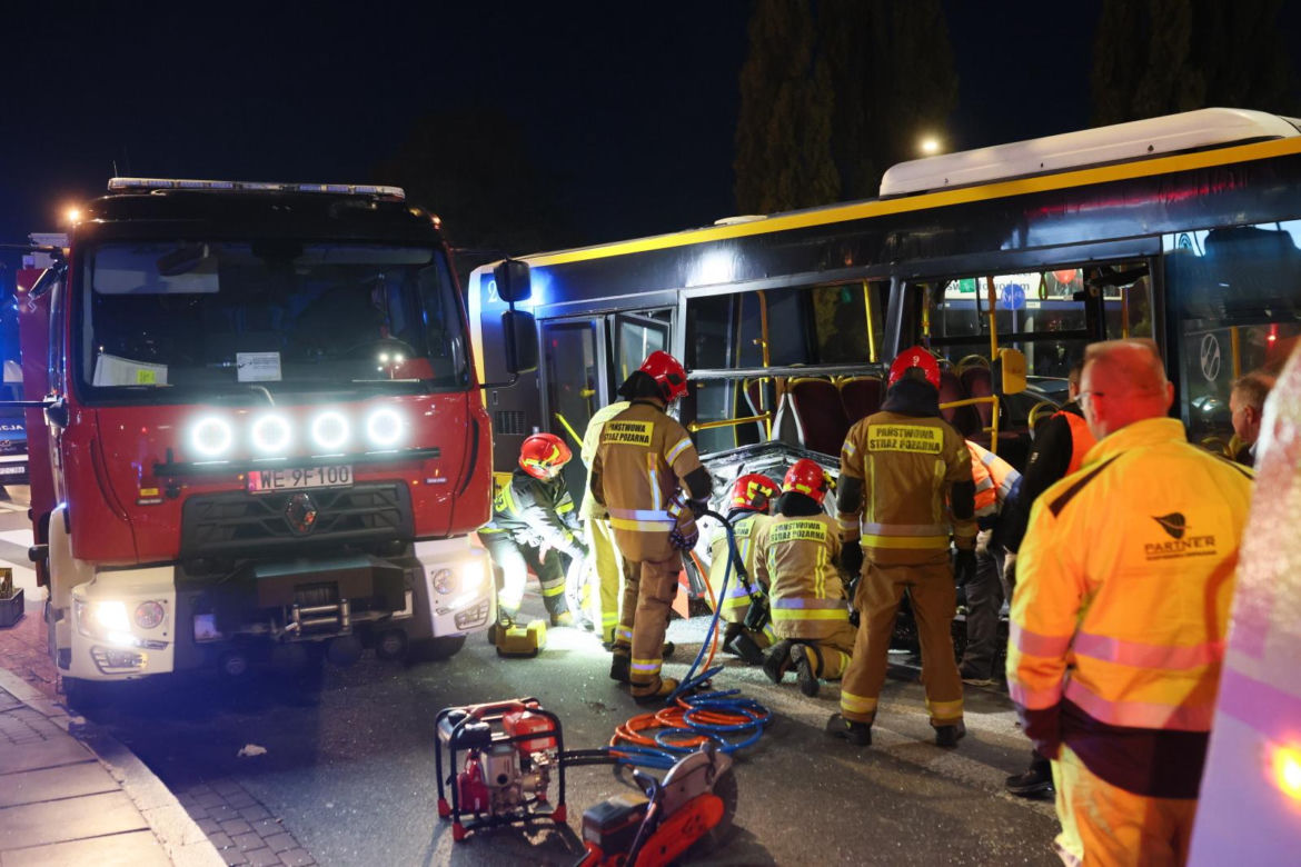 Wypadek z udziałem autobusu i ciężarówki w Warszawie (23.10.2025)
