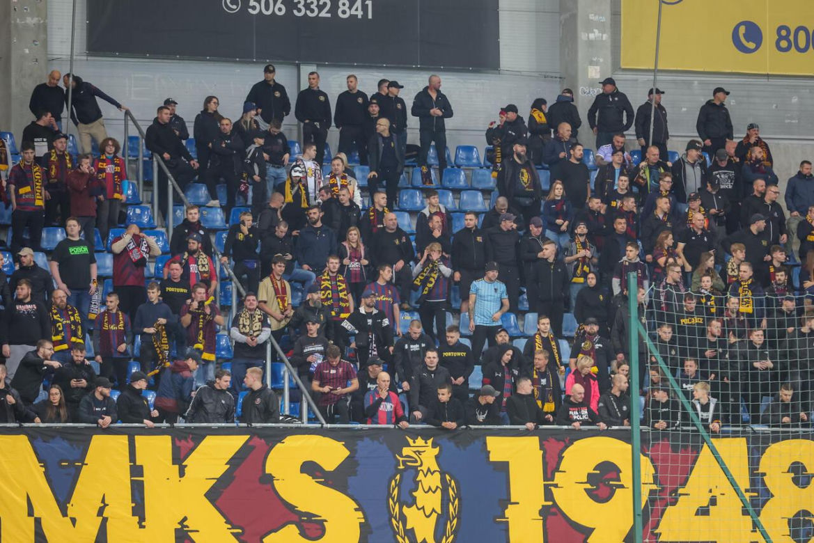Smutne pożegnanie Ruchu Chorzów. Kibice dojechali na mecz z Pogonią, ale piłkarze już nie ZDJĘCIA