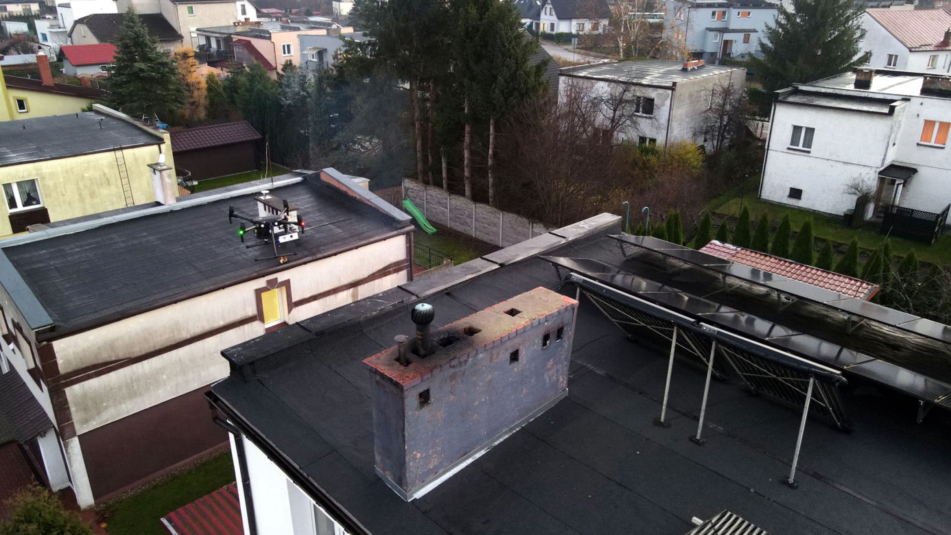 Antysmogowy dron w akcji. Posypały się żółte kartki dla "kopciuchów"