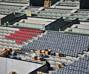 Montaż krzesełek na stadionie w Szczecinie
