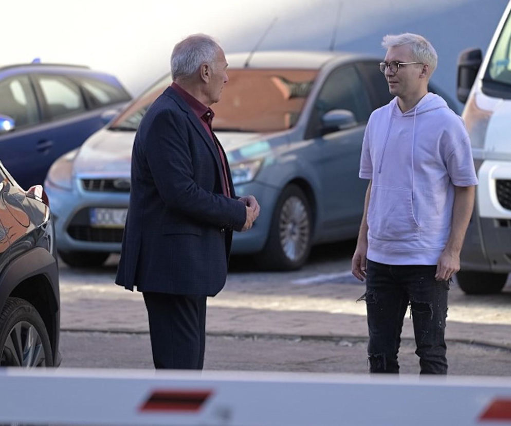 Karol Weksler i Brian na parkingu. O losach firmy w Pierwszej miłości przeczytasz na SE Superseriale.