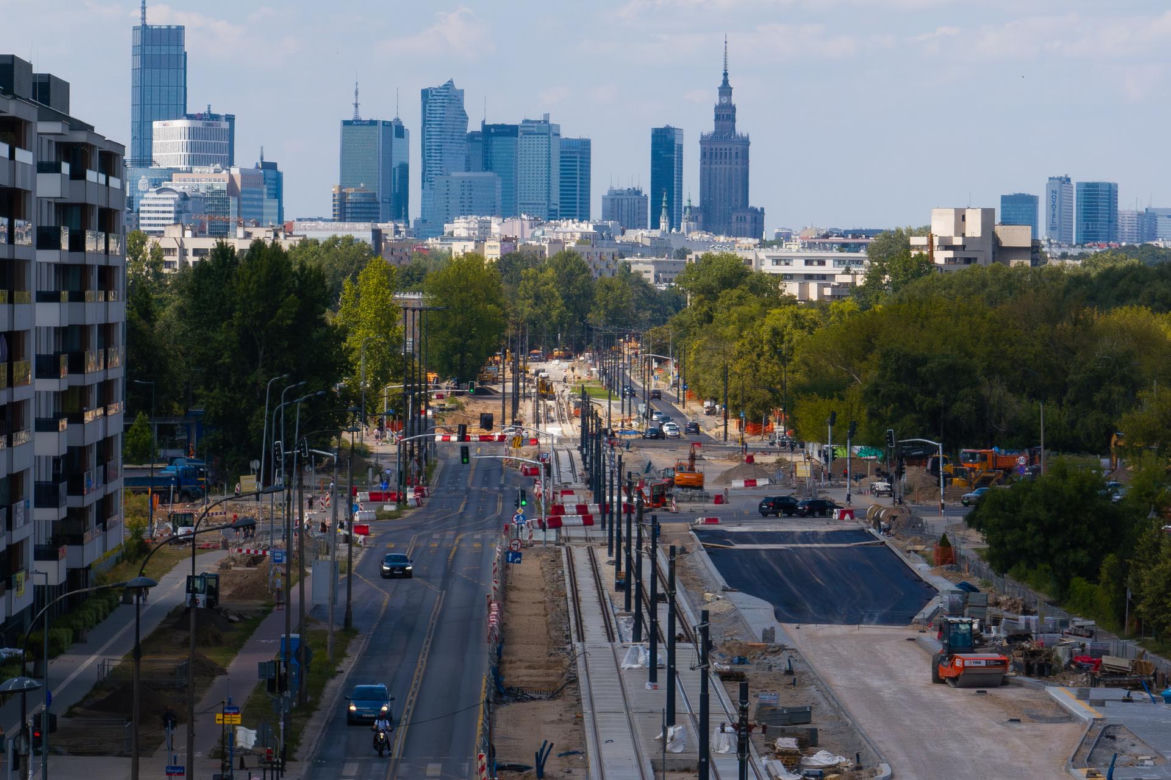 Niedziela i 30-stopniowy upał. Robotnicy w pocie czoła pracują na budowie tramwaju do Wilanowa 