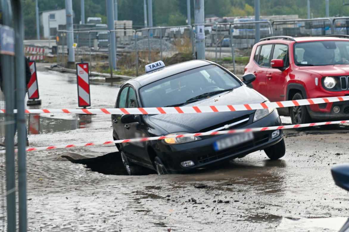 Droga zapadła się pod samochodem