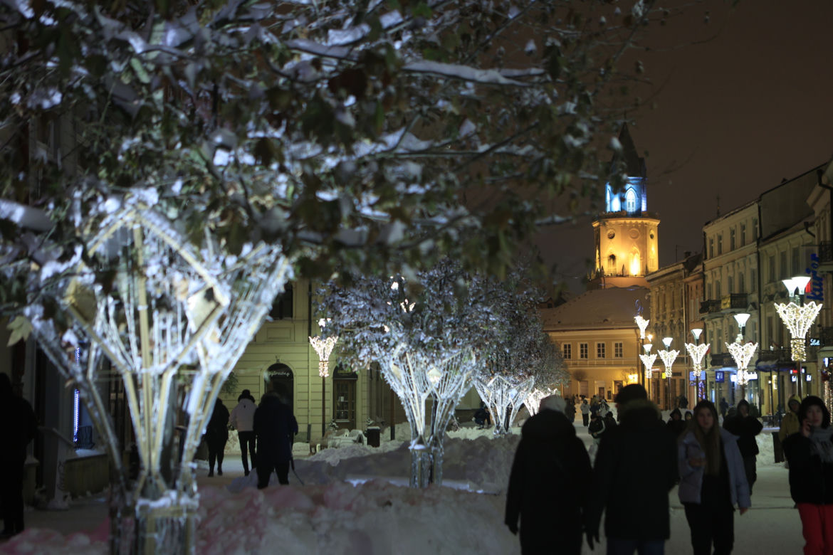 Śnieżny Lublin wieczorową porą
