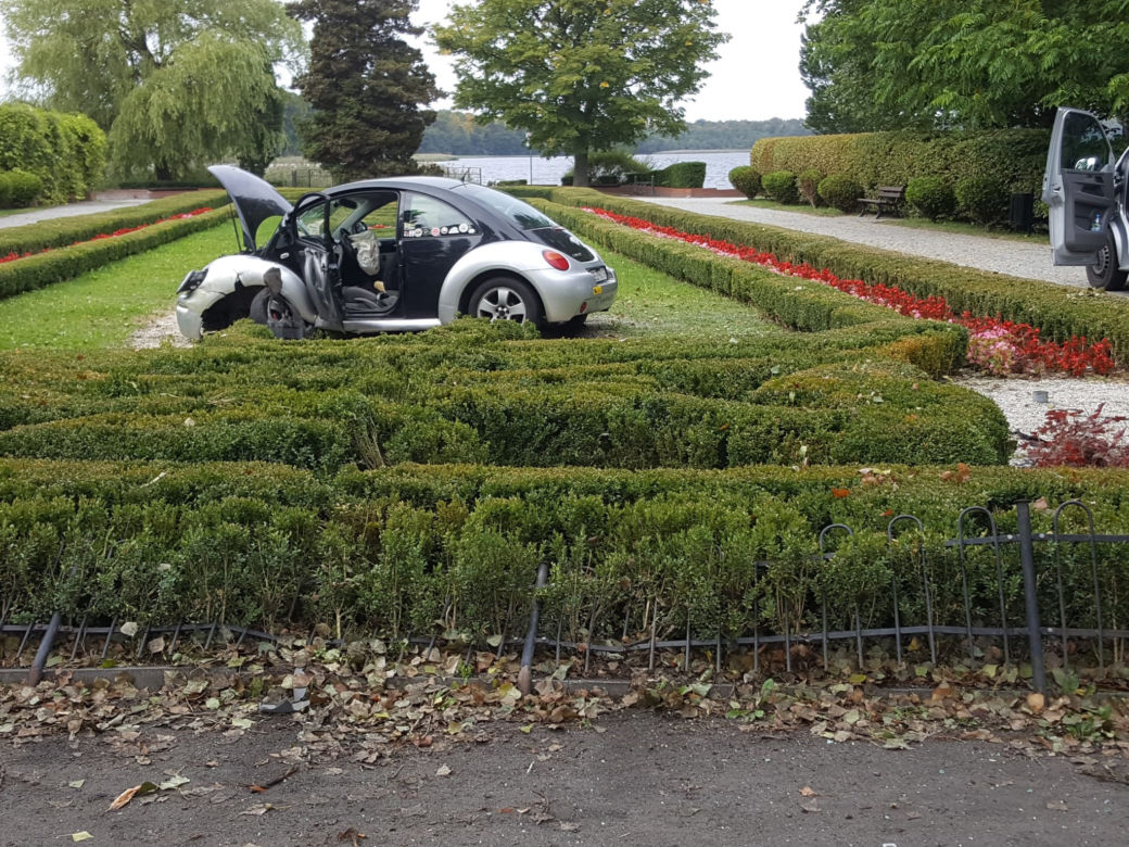 Szczecinek. Wjechał autem do parku, taranując wszystko po drodze