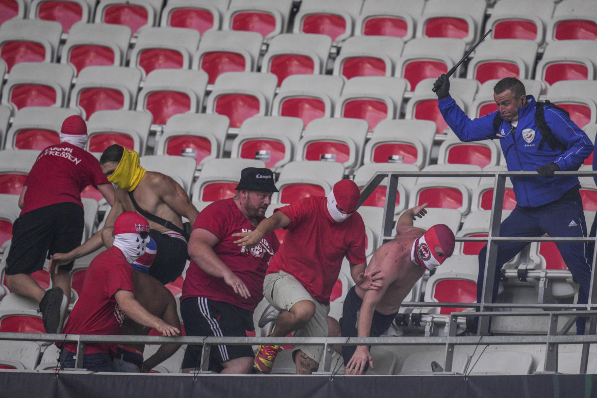 Zadyma na meczu OCG Nice - FC Koln 