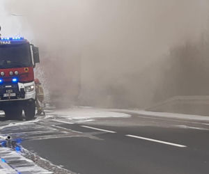 Zablokowana DK12 w Dębowej Łęce po pożarze ciężarówki. Objazdy od S5 Leszno-Zachód