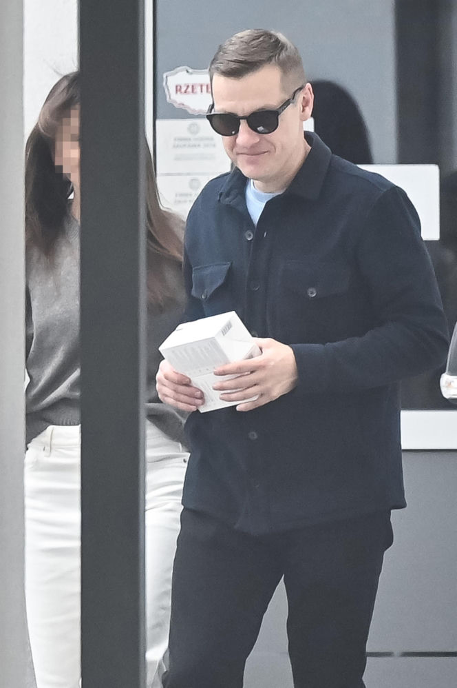 Marcin Mroczek z dziewczyną w cukierni