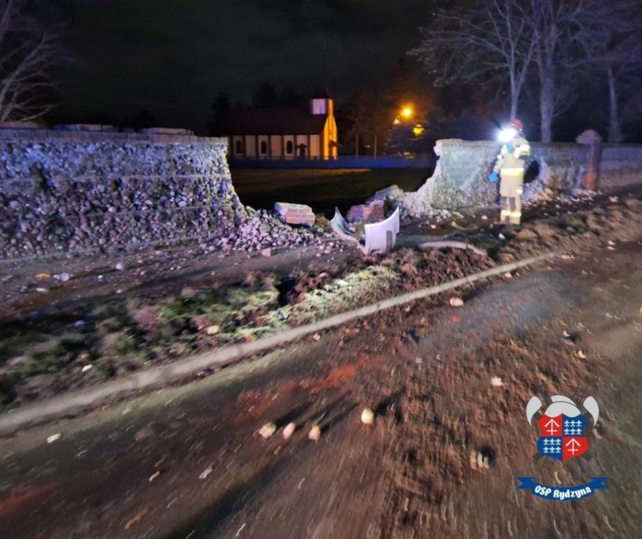 Jeden wjechał samochodem w dom, drugi w mur i dachował